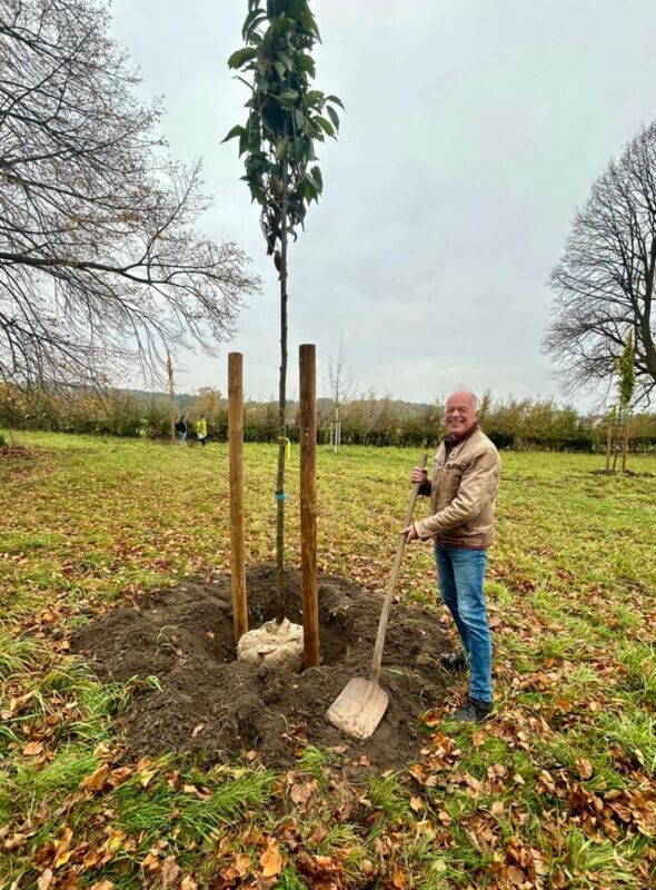 Wolfgang Schriegel pflanzt eine Purpurerle